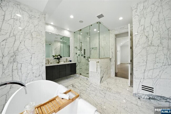 Building Photo - 44 Floral Terrace