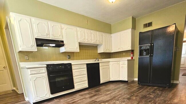 Building Photo - 714 N Bridge St