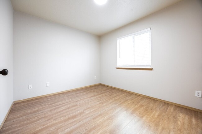 Building Photo - 5Bed/2.5 Bath home available in SE Portland