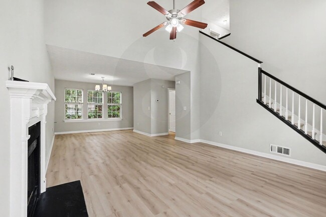 Building Photo - 4BR/2.5BA Home Conveniently Located Off Jimmy Carter Blvd!