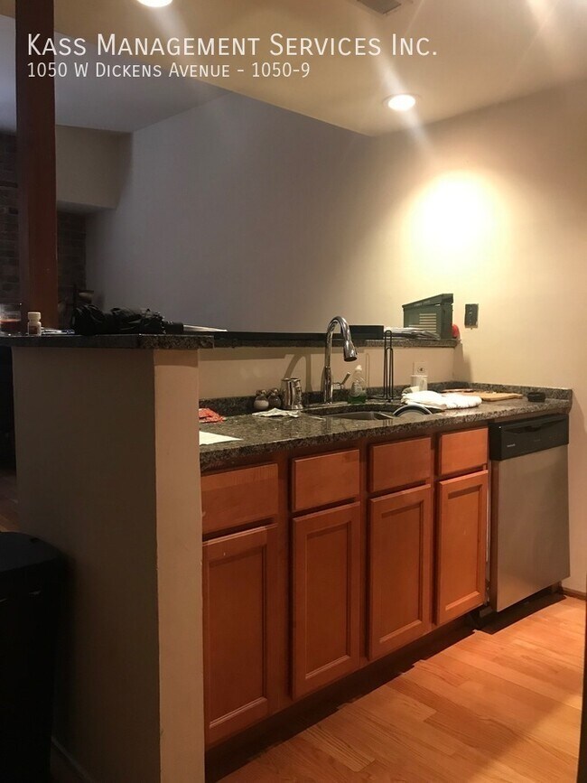 Building Photo - 1050 W Dickens Ave