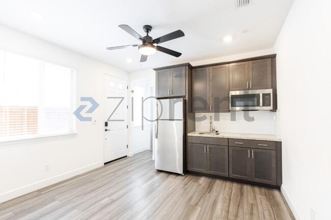 Building Photo - 6193 Oberlander Dr