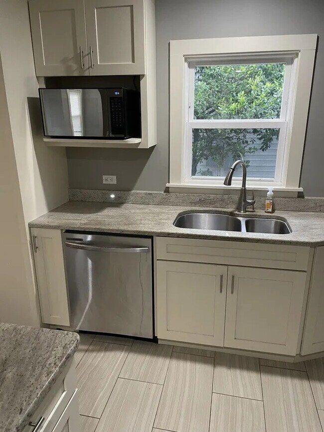 Building Photo - 2 Bedroom 1 Bathroom