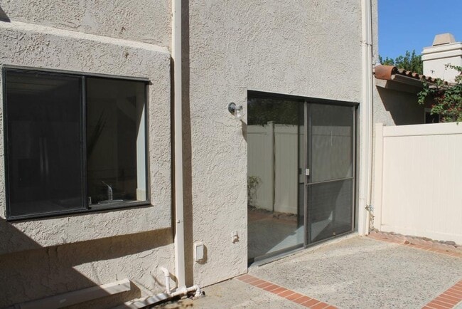 Building Photo - 3Bed/2.5Bath Townhome off Poinsettia!~ Briarwood