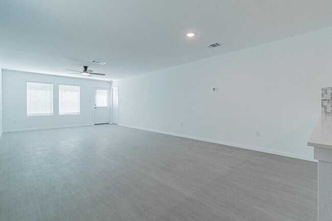 Building Photo - MOVE IN READY 4 BD | 2 BA | 2 CAR GARAGE B...