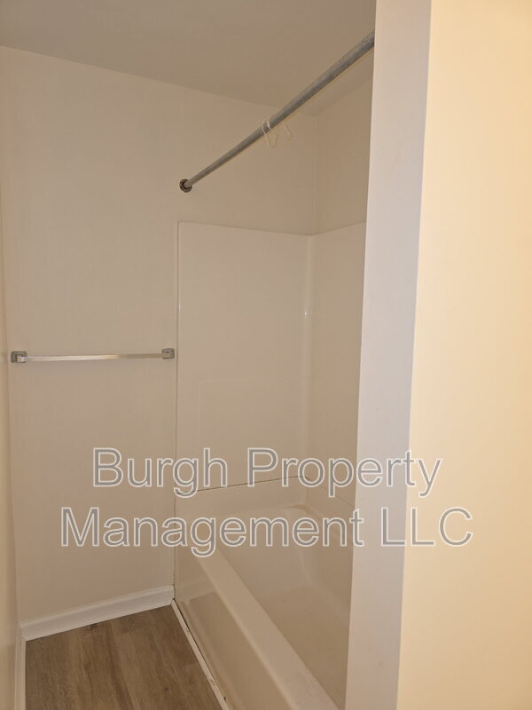 Building Photo - 116 W 8th Ave