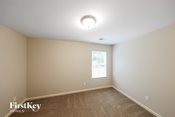 Building Photo - 940 Valley Cir