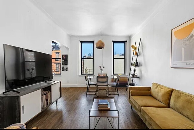 Building Photo - Welcome to this spacious, bright one-bedro...