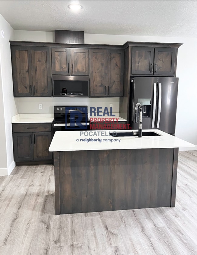 Building Photo - 3 Bedroom 2.5 Bathroom Town Home - 1 Car Garage
