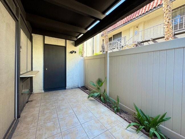 Building Photo - 1420 E Vegas Valley Dr