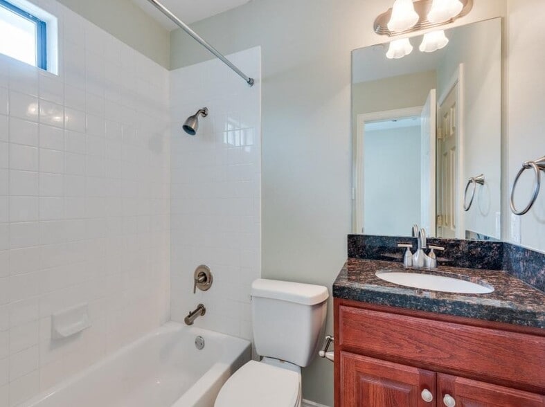 Bedroom 2 ensuite - 2407 Stutz Dr