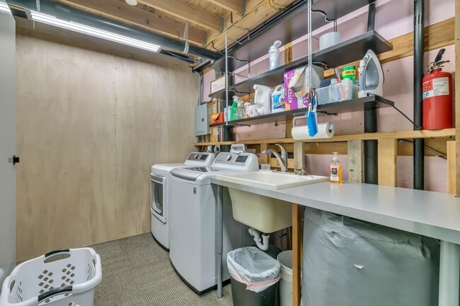 Building Photo - Private ADU available in Burien (garages n...