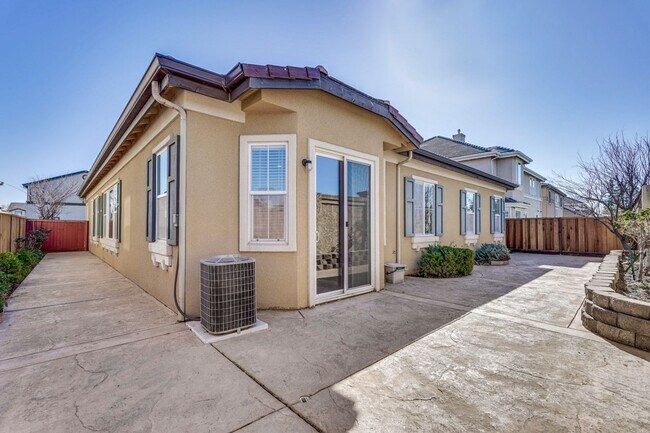 Building Photo - Spacious 3 Bedroom, 2 Bathroom Home with D...