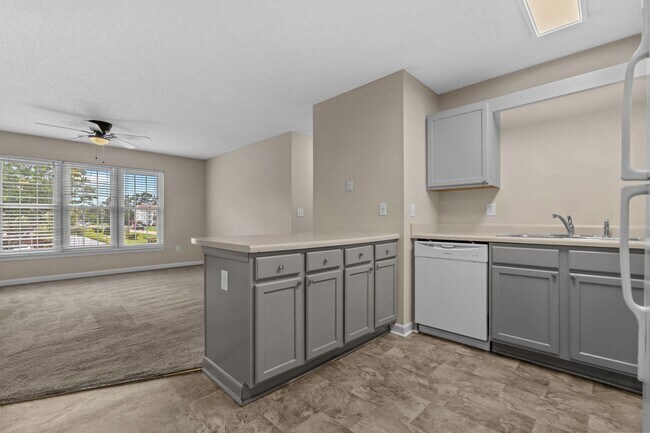 Building Photo - Who doesn't love  high speed internet, cable, water, sewer, trash & pest control included with th...