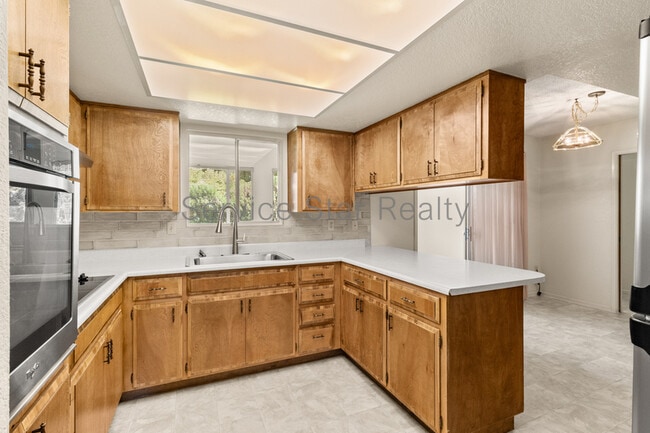 Building Photo - 4938 E Earll Dr