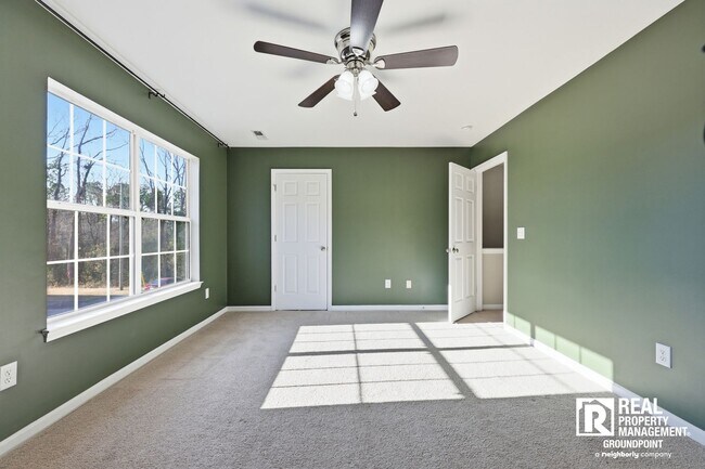 Building Photo - 3 Bedroom End Unit Townhome Near Dorchester and Ladson Road