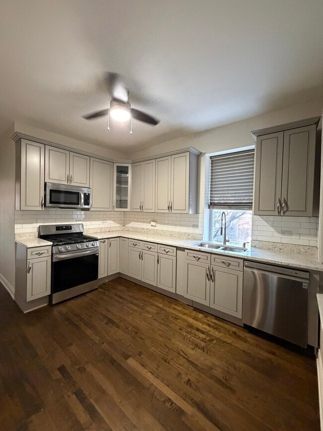 Building Photo - 3301 W Evergreen Ave