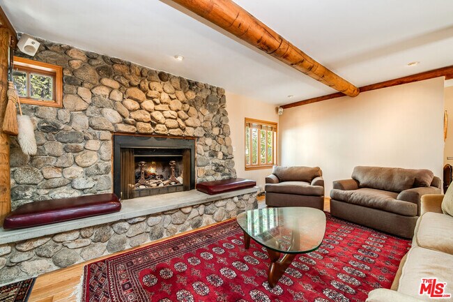 Building Photo - 454 E Rustic Rd