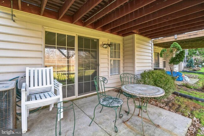 Building Photo - 1855 Creekview Ln