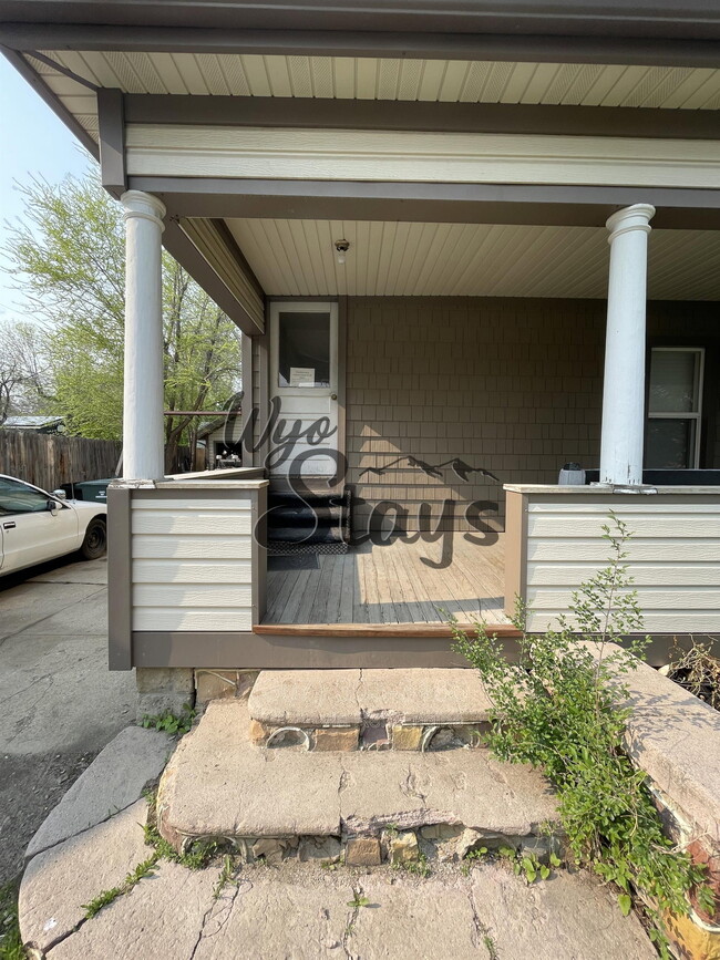 Building Photo - 625 Lewis St