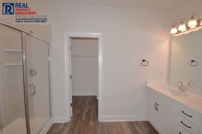 Building Photo - Gorgeous 4 bd home with attached garage! Neighborhood Pool!