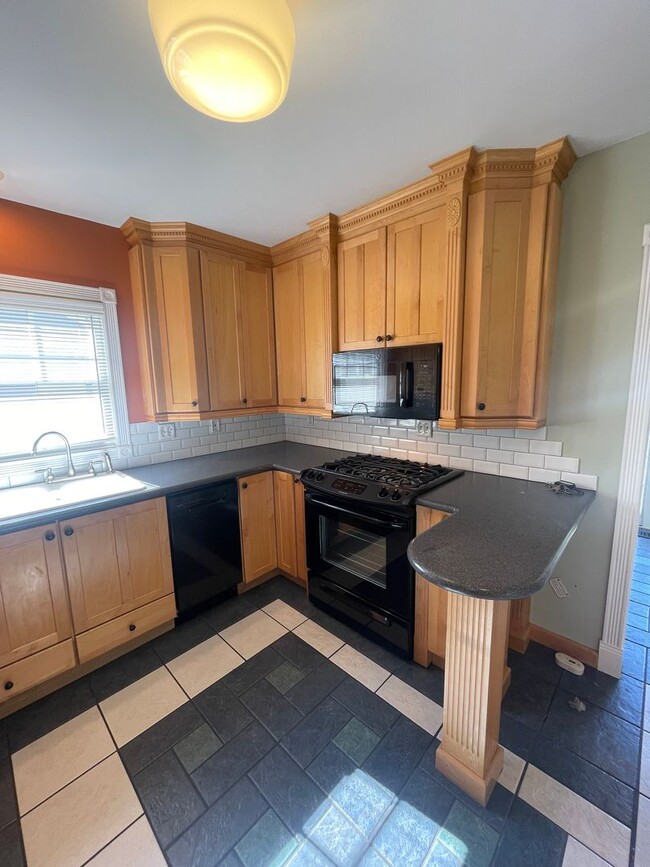 Building Photo - Stunning 3 bedroom/ 2 bath Victorian 2 sto...