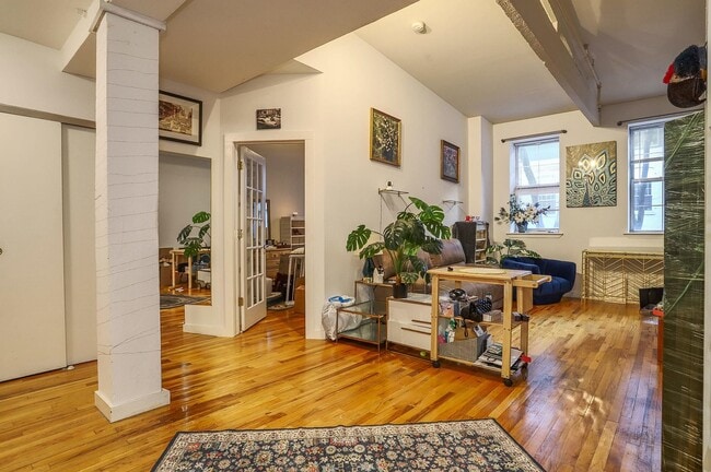 Building Photo - 1034 Clinton St