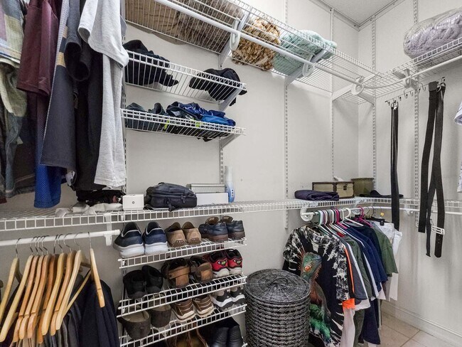 Building Photo - 5058 Glenville Dr