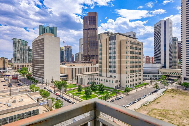 Building Photo - $2,000, 1 bed, 1.5 bath located in downtow...