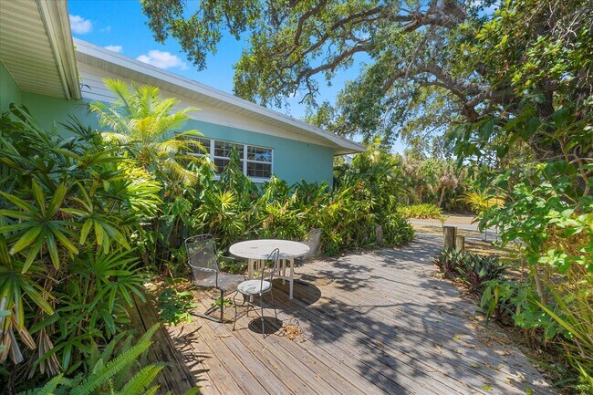 Building Photo - 850 NE Ixora Dr