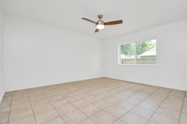 Building Photo - 10951 Shadow Wood Dr