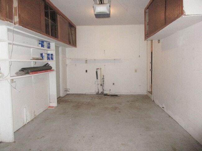 Building Photo - CUTE 3 BDRM 1 bath HOME with garage