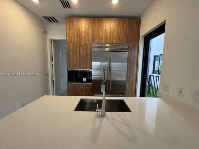 Building Photo - 19670 NE 14th Ct