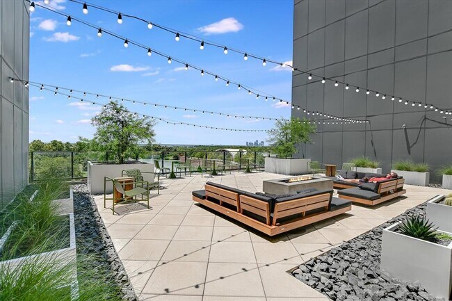 Building Photo - 1701 Simond Ave