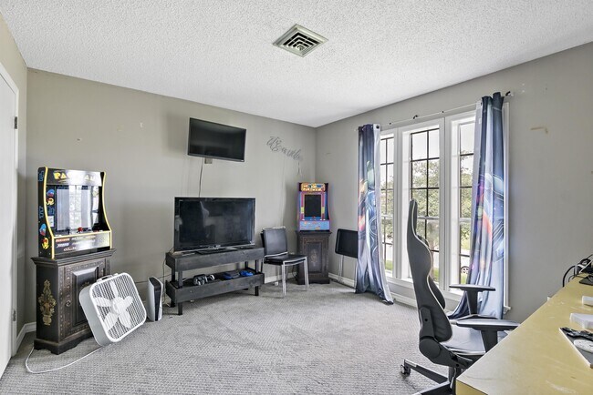 Building Photo - 2508 Memorial Dr