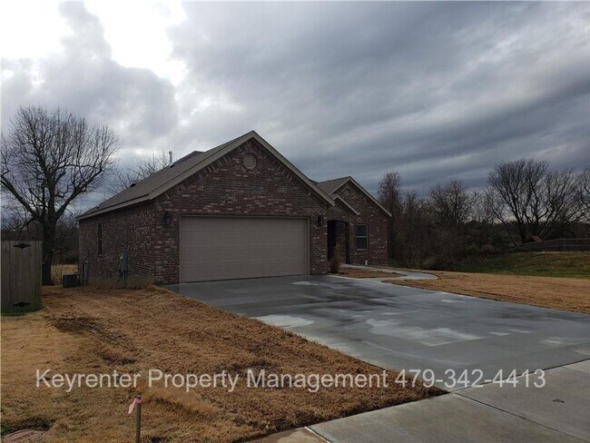 Building Photo - Spacious 4-Bedroom Home with Modern Upgrades & Fenced Yard