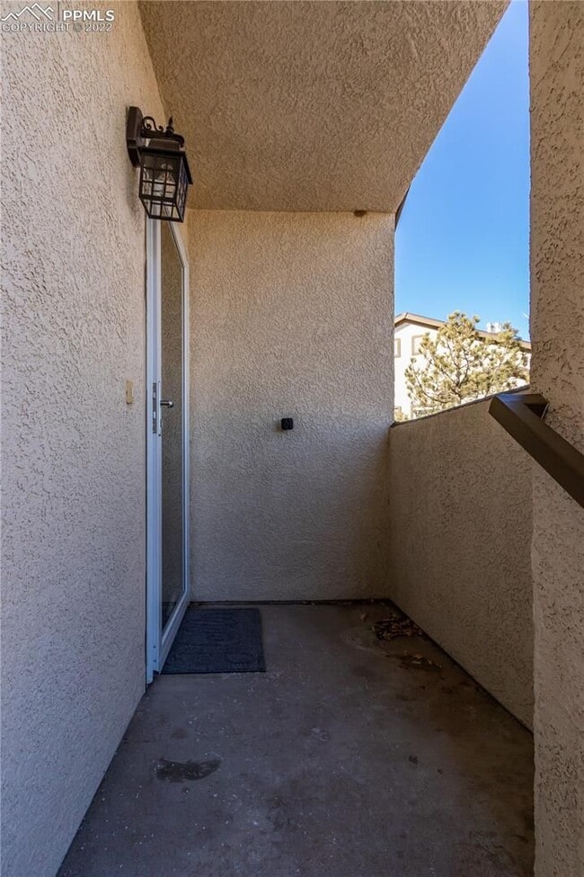 Building Photo - Maintenance free 2 bedroom, 2 full bath condo! Upper unit