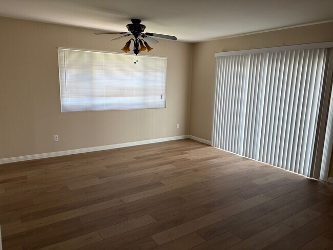 Building Photo - Spacious Single Family Home with Yard