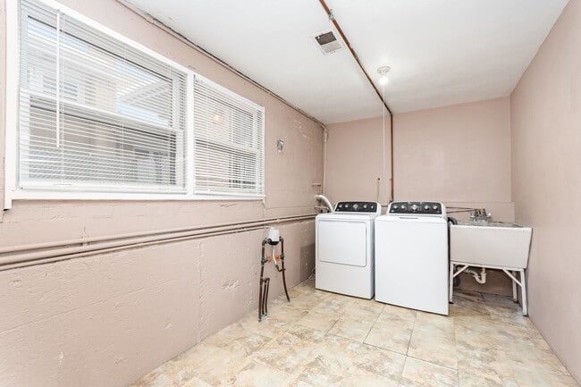 Building Photo - 2913 Kensington Ave