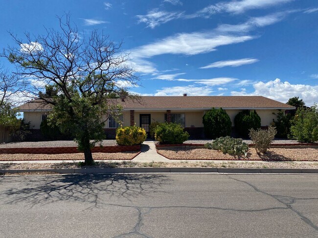 Building Photo - Cozy 3 bedroom 2 bathroom Home Located in ...