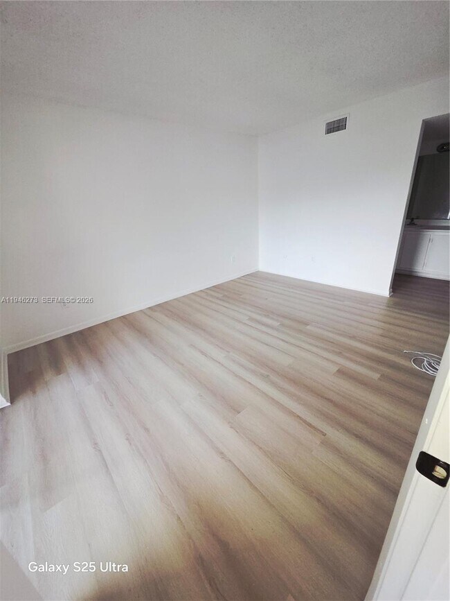 Building Photo - 20130 NE 3rd Ct