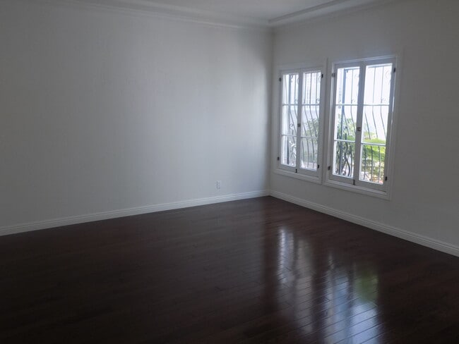 Building Photo - 109 N Clark Dr