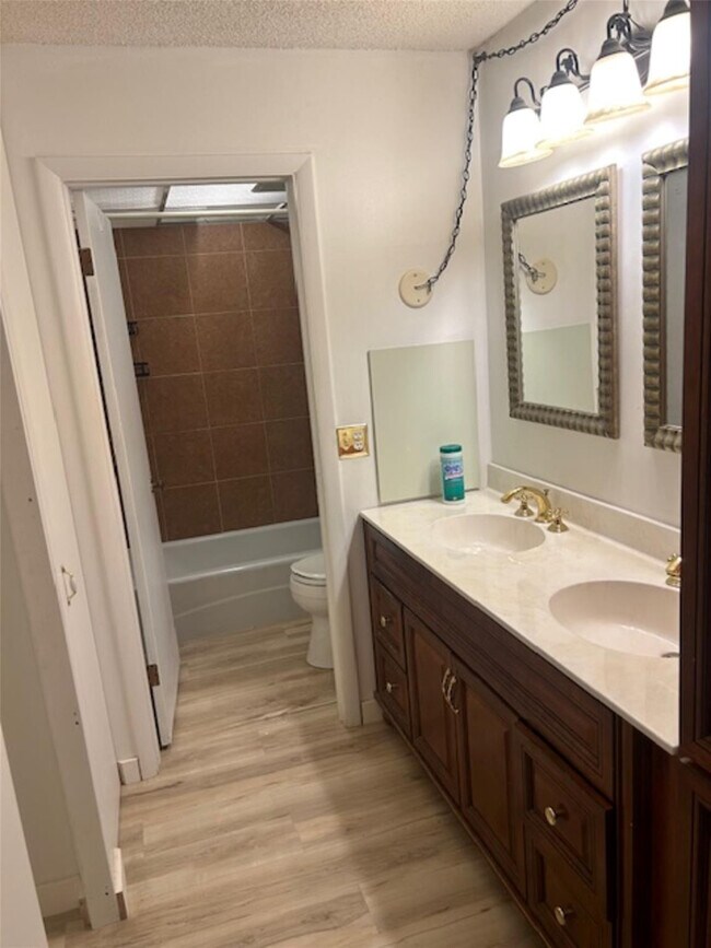 Building Photo - 3720 Inverrary Dr