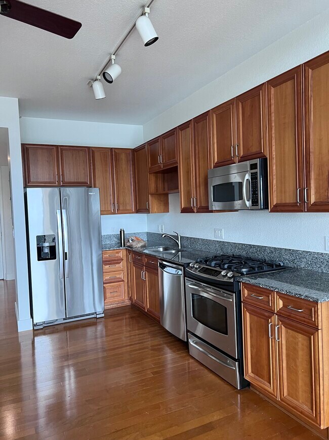 Primary Photo - 150 E Robinson St