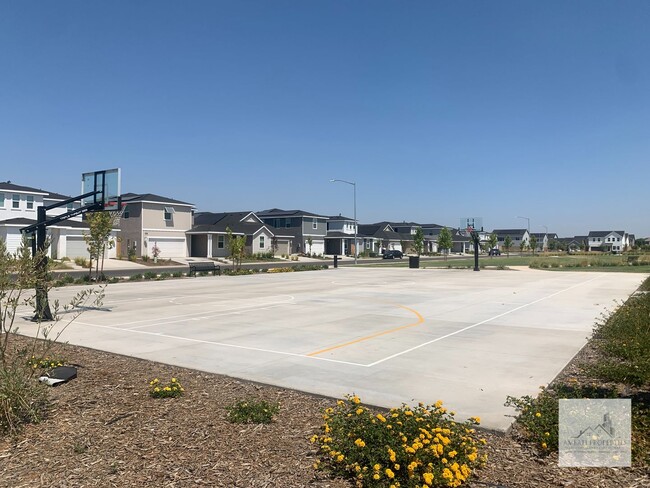 Building Photo - Newer 4 Bedroom 3 Bath Home with SOLAR! Cl...