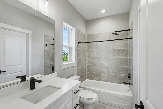 Building Photo - 825 Woodcrest Dr