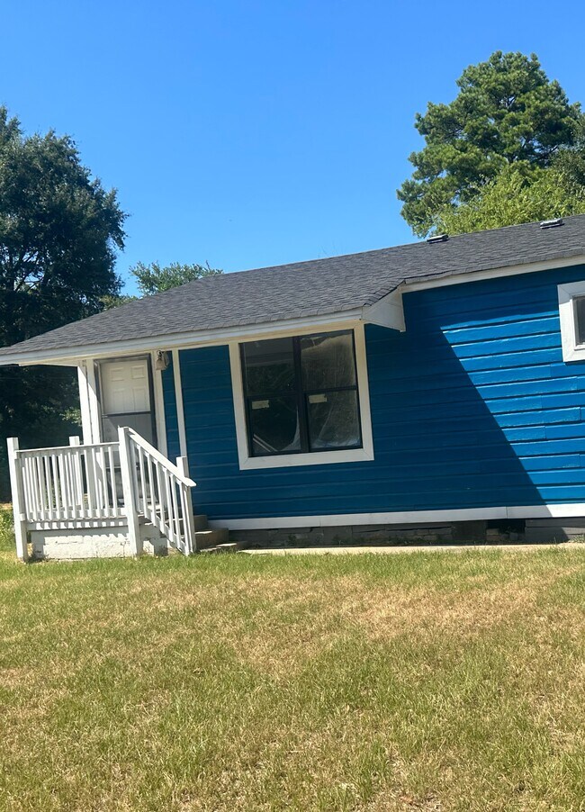 Primary Photo - 2 Bed 1 Bath - House