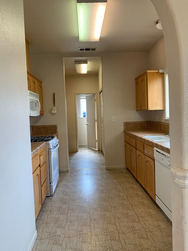 Building Photo - Spacious 2 Story 4 BR 2.5 BA Available Now