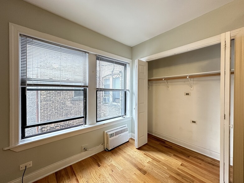 Building Photo - 823 W Wolfram St
