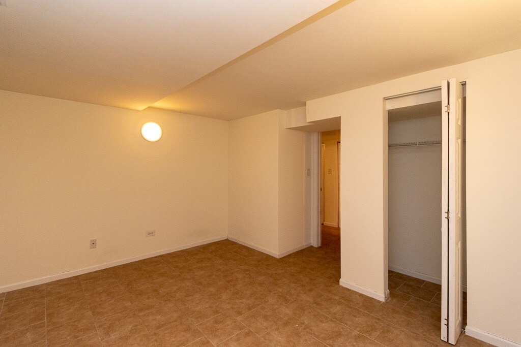 Building Photo - 1260 N Greenview Ave